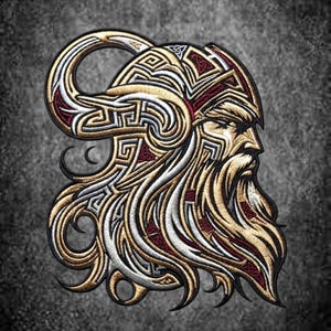 Puede incluir: Un parche bordado que muestra el perfil de una figura barbuda con un casco con cuernos. El diseño utiliza hilo dorado, plateado y rojo oscuro para crear intrincados patrones de nudos en el casco y en el cabello y la barba ondulados.