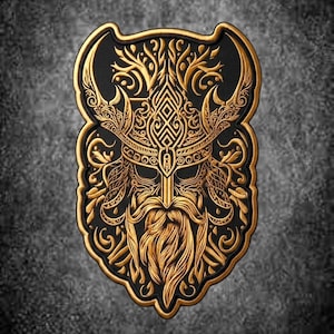 Op de afbeelding: Een schildvormige patch met een ingewikkeld goudkleurig geborduurd ontwerp van een bebaarde krijger met een gehoornde helm. Het gedetailleerde kunstwerk is geplaatst op een zwarte achtergrond met een dikke gouden rand rondom de vorm.