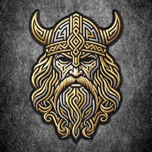 Könnte beinhalten: Ein gestickter Aufnäher, der einen stilisierten Wikingerkrieger mit gehörntem Helm, langem, fließendem Haar und einem dichten Bart zeigt. Das Design verwendet metallische Gold- und Silberfäden mit schwarzen Umrandungen für eine Textur.