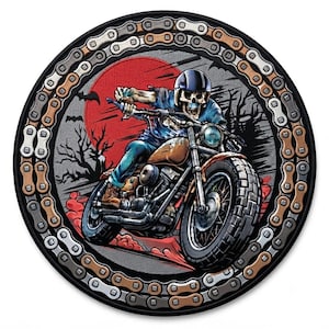 Puede incluir: Un parche bordado circular que muestra un esqueleto con casco montando una motocicleta. El fondo presenta un gran sol rojo, árboles oscuros y murciélagos. El borde está diseñado para parecer una cadena de transmisión de moto.
