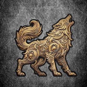 Peut inclure: Un écusson brodé de couleur dorée représentant un loup qui hurle, la tête tournée vers le haut. Le motif se compose de motifs de filigrane complexes et tourbillonnants sur tout le corps et la queue, bordés d'une épaisse bordure noire.