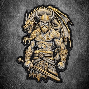 Op de afbeelding: Een geborduurde patch met een bebaarde krijger die een gehoornde helm en een met bont afgezette harnas draagt en een zwaard vasthoudt. Een draak met grote vleugels bevindt zich achter de krijger. Het ontwerp gebruikt gouden, zilveren en zwarte draden.