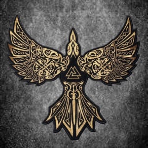 Puede incluir: Un parche bordado en negro y dorado que presenta un cuervo estilizado con las alas extendidas. El diseño incorpora intrincados patrones de nudos celtas en las alas, un símbolo Valknut central en el pecho y un motivo de espada en la cola.