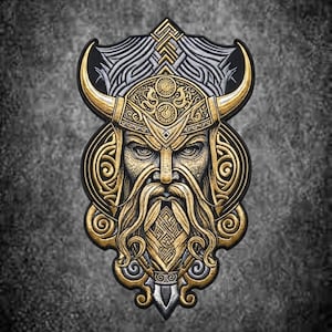 Op de afbeelding: Een geborduurde patch met een gestileerd hoofd van een Viking-krijger met een gehoornde helm, ingewikkelde gouden en zilveren knoopmotieven en een lange, vloeiende baard. Het ontwerp is symmetrisch met metallic garen op een donkere ondergrond.