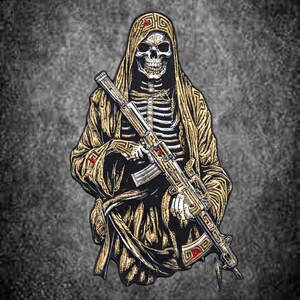Könnte beinhalten: Ein bestickter Aufnäher mit einer skelettierten Figur in einer goldenen Kapuzenrobe, die ein Gewehr hält. Das Skelett hat einen weißen Schädel und Brustkorb, während die Robe komplizierte goldene Linien mit kleinen roten Akzenten aufweist.