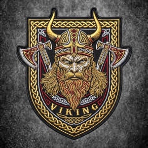 Puede incluir: Un parche bordado que presenta a un guerrero vikingo central con casco de cuernos y barba larga, flanqueado por dos hachas de batalla. El diseño está dentro de un borde en forma de escudo con nudos celtas dorados y la palabra VIKING.