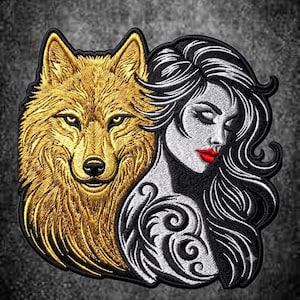 Könnte beinhalten: Ein gestickter Aufnäher mit einem goldgelben Wolfskopf neben dem Profil einer Person mit langem, fließendem schwarzem Haar, komplizierten Wirbelmustern auf der Schulter und leuchtend roten Lippen, alles mit einem dicken schwarzen Rand.