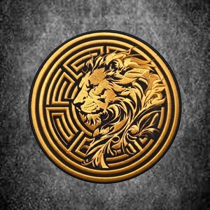 Peut inclure: Un écusson brodé circulaire présentant le profil d'une tête de lion dorée centré dans une bordure géométrique à motif grec. Le motif est réalisé en fil doré métallique sur un fond noir, créant un emblème à fort contraste.