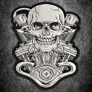 Könnte beinhalten: Ein gestickter Aufnäher mit einem detaillierten weiß-schwarzen Totenkopf, der über einem mechanischen V-Twin-Motorradmotor zentriert ist. Das Design umfasst aufwendige Stickereien von Motorzylindern, Kühlrippen und Auspuffrohren in schwarzem Garn.