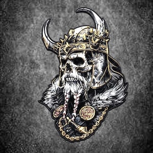 Pode incluir: Um emblema bordado detalhado apresentando um crânio usando um capacete viking com chifres e detalhes dourados. O crânio tem uma longa barba branca trançada, e o design inclui uma corrente dourada e ornamentos metálicos sobre fundo escuro.