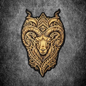 Pode incluir: Um emblema em forma de escudo com uma cabeça de carneiro dourada detalhada com grandes chifres curvos, sobre um fundo preto. O design inclui padrões geométricos intrincados e volutas em torno do carneiro, criando um emblema simétrico.