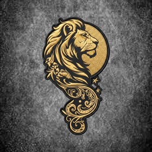 Puede incluir: Un parche decorativo con una cabeza de león dorada de perfil sobre un fondo circular dorado. El diseño incluye intrincados adornos de filigrana dorada que se extienden hacia abajo desde la melena, acentuados por dos pequeñas estrellas doradas.