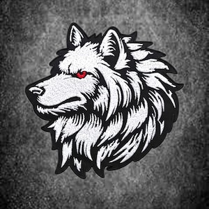 Puede incluir: Un parche bordado que muestra el perfil de una cabeza de lobo con pelaje blanco, un contorno negro y un solo ojo rojo penetrante. El diseño está realizado con hilo de alto contraste, destacando la textura detallada del pelaje y la expresión.