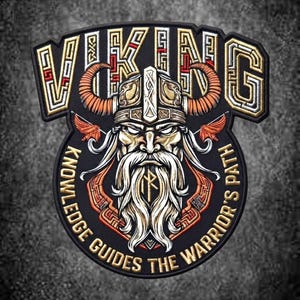 Puede incluir: Un parche bordado negro que muestra a un guerrero vikingo con casco de cuernos y larga barba blanca. El texto VIKING está arqueado en la parte superior, y KNOWLEDGE GUIDES THE WARRIOR'S PATH está curvado en la parte inferior. Usa oro, rojo y blanco.