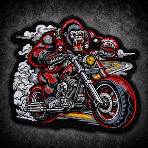 Puede incluir: Un parche bordado que muestra a un gorila feroz con pelaje rojo y dientes descubiertos montando una motocicleta. El gorila lleva un chaleco con calaveras. El diseño incluye humo blanco, un faro amarillo y una carretera sinuosa de fondo.