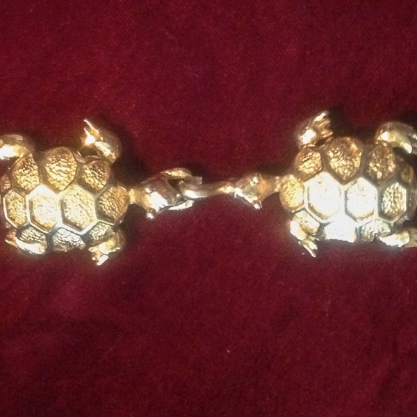 Vintage 1960s Shiny Gold Novelty Belt Clasp / Kissing Turtles