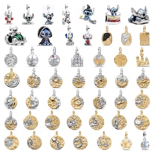 Puede incluir: Una colección de dijes de metal en tonos plateados y dorados con diversos diseños, incluyendo al personaje Stitch en diferentes poses, signos del zodiaco, motivos celestiales, monumentos arquitectónicos y colgantes circulares con texturas.