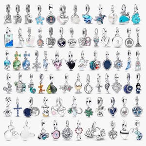 Pode incluir: Uma coleção de berloques de metal em tom prateado com várias formas, incluindo corações, animais, flores e designs geométricos. Muitos berloques são decorados com esmalte colorido, cristais brilhantes ou texto gravado para pulseiras.