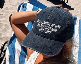 Gestickt so heiß wie mein Mann hier draußen Vintage Hut, lustiges Zitat Sommer Baseballmütze, sarkastische Frau Hut, Strandparty Geschenk, Urlaubsmütze