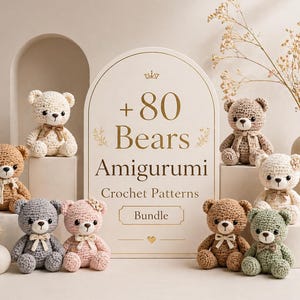 Könnte beinhalten: Eine Sammlung von acht kleinen gehäkelten Teddybären in verschiedenen Farben wie Creme, Braun, Grau, Rosa und Salbeigrün, die jeweils eine kleine Schleife tragen. Ein zentrales Bogenschild zeigt den Text + 80 Bears Amigurumi Crochet Patterns Bundle.