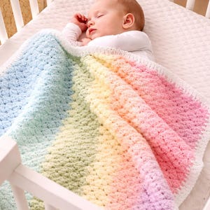 Peut inclure: Une tasse en céramique blanche avec une anse noire et le texte "But First, Coffee" dans un style manuscrit. La tasse est posée sur une surface blanche. La tasse mesure 10 cm de haut.