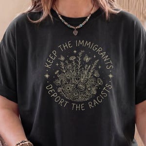 Shirt immigrantenrechten, cadeau activist, grillige justitie bloemen, deporteer racisten progressieve sociale pleitbezorging voor immigratie