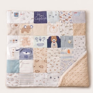 Peut inclure: Une couverture patchwork pour bébé avec divers carrés de tissu. Les carrés présentent des motifs d'animaux, des rayures et le texte "Mini Captain". La couverture a une bordure douce et texturée.