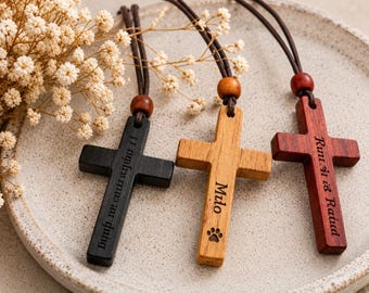 Colar com Cruz de Madeira Personalizada – Pingente Memorial de Fé com Gravação Personalizada