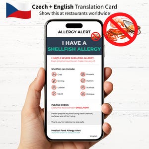 Può includere: Uno smartphone mostra una scheda di avviso "Allergia ai crostacei" in inglese. La scheda elenca i crostacei da evitare, tra cui granchio, gamberi, aragosta e calamari. La parte superiore dello schermo mostra una bandiera ceca e il testo "Czech + English Translation Card."
