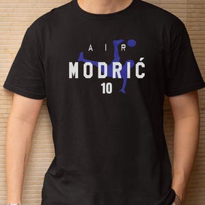 Air Modrić #10 Animated Style Soccer Graphic Tee, 2026 World USA Tournament Inspired, Croatia Star Player Football Gift Unisex T-Shirt Bild 1