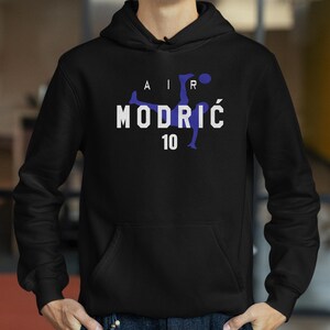 Air Modrić #10 Animated Style Soccer Graphic Tee, 2026 World USA Tournament Inspired, Croatia Star Player Football Gift Unisex T-Shirt Bild 9