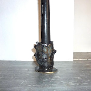 Portavelas pequeño de cerámica negra iridiscente con brillo azul, cerámica escultórica hecha a mano.