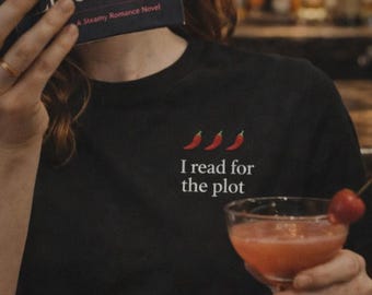 Romantasy Shirt, BookTok Shirt, Fantasy Reader Shirt – Women Relaxed T Shirt Black – I Read for the Plot – Smut Reader Shirt