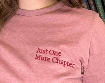 Romantasy Shirt, BookTok Shirt, Fantasy Reader Shirt – Women Relaxed T Shirt Pink – Just One More Chapter – Book Lover Gift