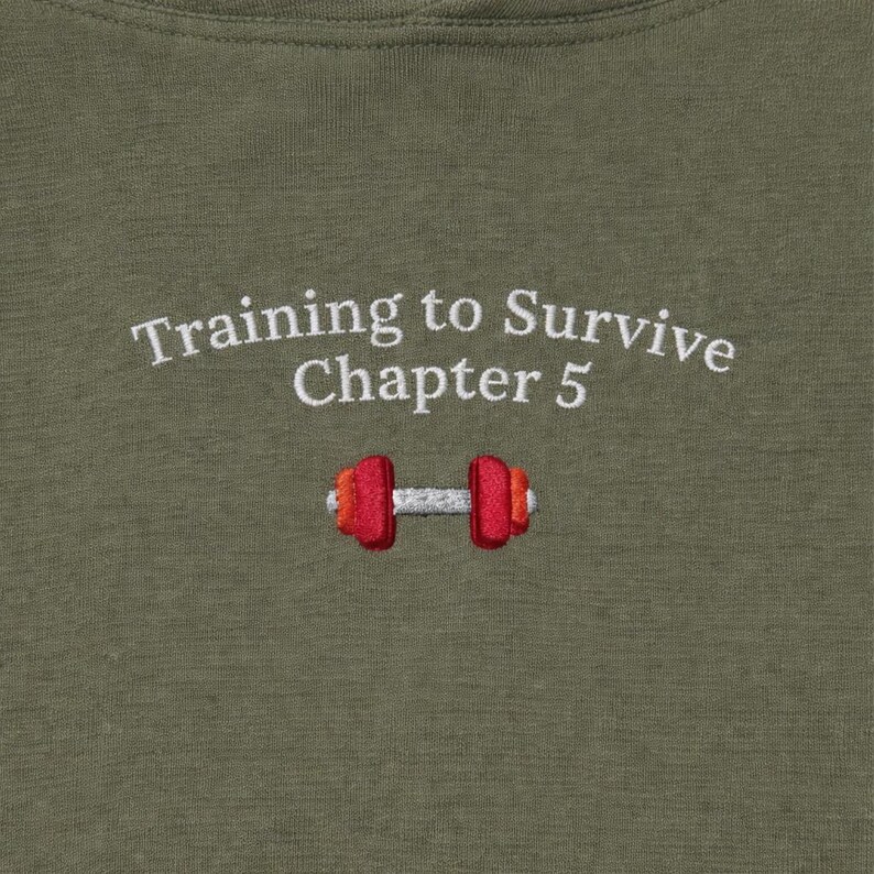 Camiseta Romantasy, Camiseta BookTok, Camiseta para Lectores de Fantasía – Hoddie Green – Entrenamiento para Sobrevivir Capítulo 5 – Regalo para Lectores de BookTok imagen 2
