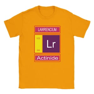 Peut inclure: Un t-shirt à manches courtes jaune moutarde avec un graphique de l'élément Lawrencium du tableau périodique. Le design comprend le texte Lawrencium, le symbole Lr, le numéro atomique 103, la masse 266 et le mot Actinide.