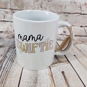 NUEVA Taza Swiftie – Taza de café inspirada en Taylor Swift para mamá Swiftie de 8 oz imagen 1