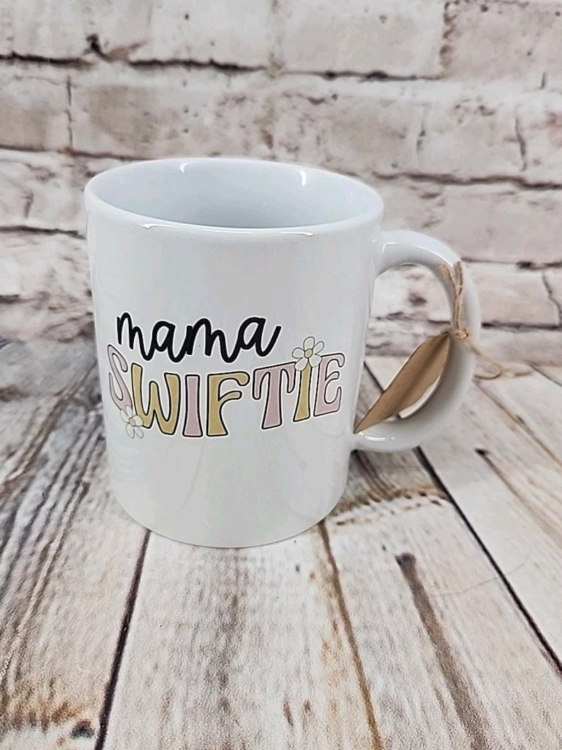 NUEVA Taza Swiftie – Taza de café inspirada en Taylor Swift para mamá Swiftie de 8 oz imagen 1