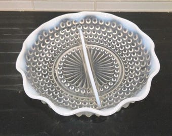 Plato Fenton Moonstone Opalescent Hobnail Vintage con borde dividido y volantes