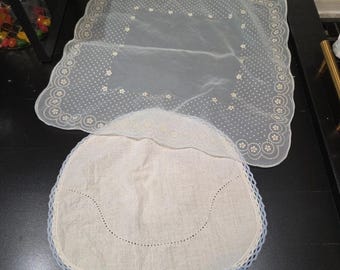 Juego de 2 tapetes vintage de encaje azul y borde de ganchillo.