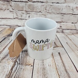 NUEVA Taza Swiftie – Taza de café inspirada en Taylor Swift para mamá Swiftie de 8 oz imagen 3