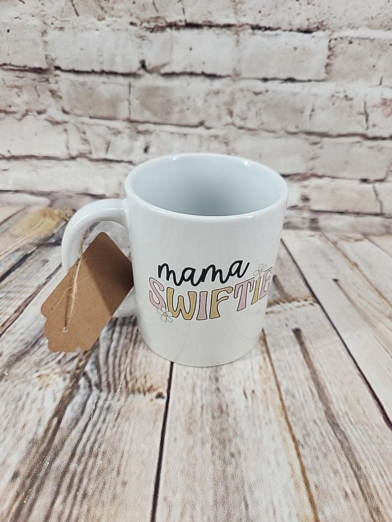 NUEVA Taza Swiftie – Taza de café inspirada en Taylor Swift para mamá Swiftie de 8 oz imagen 3