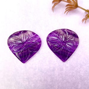 Par de pendientes de fluorita tallados en forma de corazón, cabujón floral blanco y morado, piedra preciosa llamativa de gran tamaño, piedra para pendientes a juego, suministros para joyería