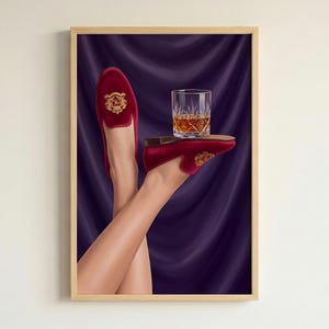 Elegantes zapatillas de terciopelo y lámina artística de whisky, decoración de lujo para el salón, el bar de casa o el dormitorio.