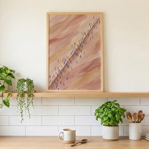 Impressão abstrata em aquarela de uma multidão caminhando, arte em tons terrosos representando o movimento das pessoas, decoração de parede única com fluxo humano. imagem 2