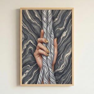 Arte abstracto de pared: Manos doradas con manicura y cabello plateado trenzado.
