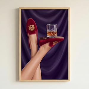 Elegantes zapatillas de terciopelo y lámina artística de whisky, decoración de lujo para el salón, el bar de casa o el dormitorio.