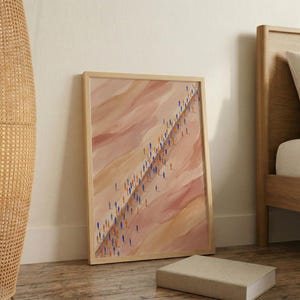 Impressão abstrata em aquarela de uma multidão caminhando, arte em tons terrosos representando o movimento das pessoas, decoração de parede única com fluxo humano. imagem 4