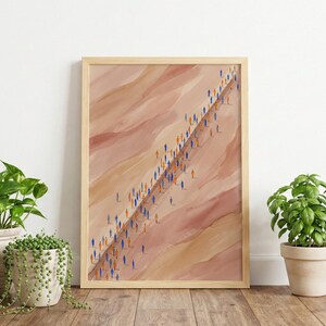 Impressão abstrata em aquarela de uma multidão caminhando, arte em tons terrosos representando o movimento das pessoas, decoração de parede única com fluxo humano. imagem 5