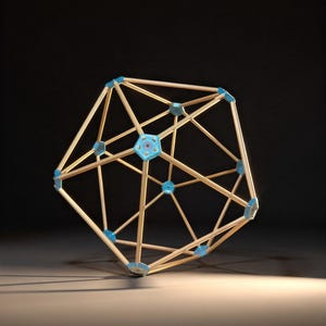 Puede incluir: Estructura geométrica de madera con varillas marrón claro y conectores azules. La estructura es un poliedro complejo, que muestra una mezcla de tonos de madera natural y acentos azules vibrantes. El diseño es intrincado y visualmente atractivo.